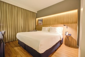Room, 1 Queen Bed, Refrigerator