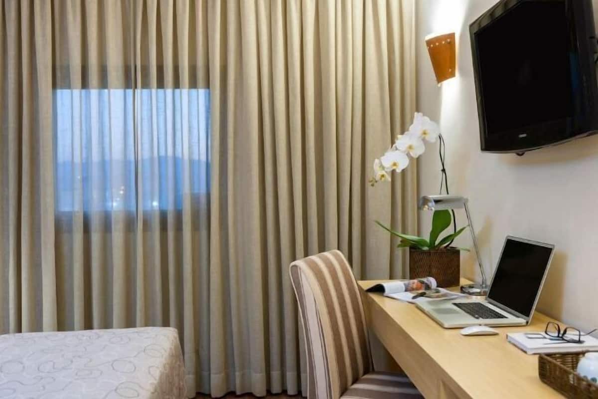 Minibar, Zimmersafe, Schreibtisch, Verdunkelungsvorhänge