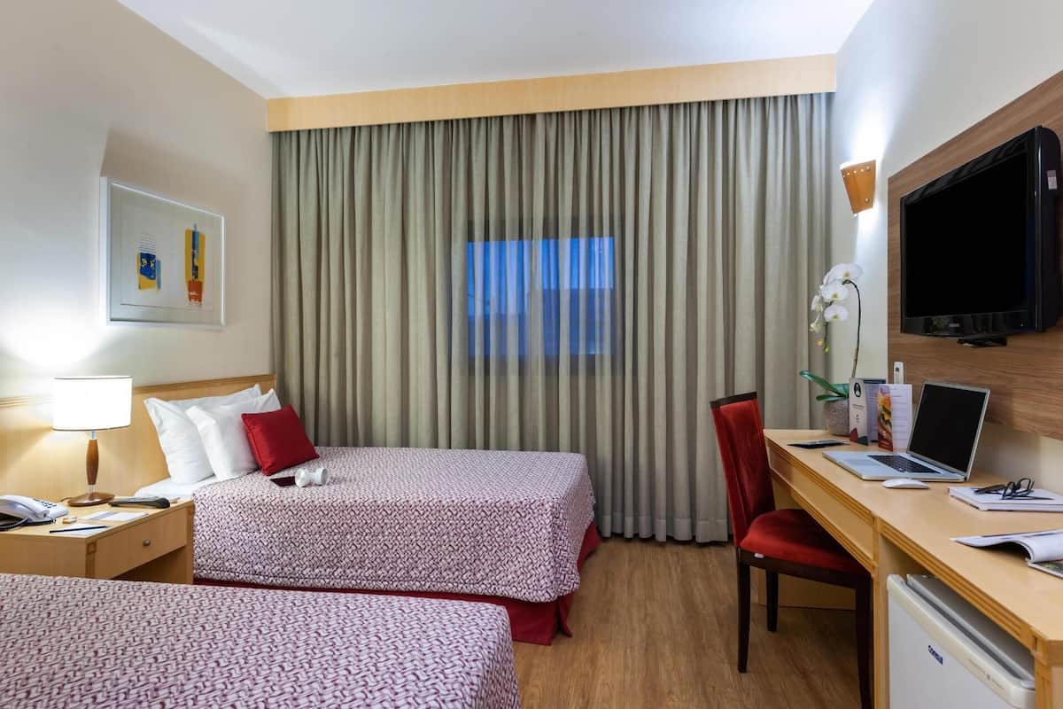 Minibar, värdeförvaringsskåp på rummet och skrivbord