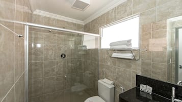 Apartamento Luxo | Banheiro | Chuveiro, produtos de toalete grátis