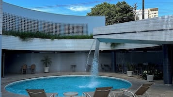 Piscina externa, espreguiçadeiras