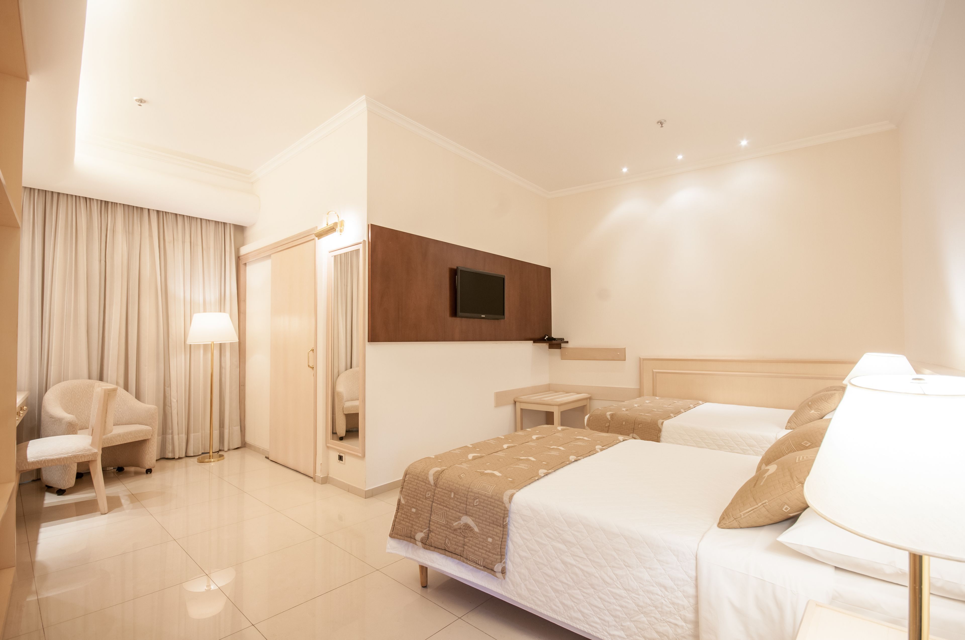 Hypo-allergenic bedding, minibar, in-room safe, desk