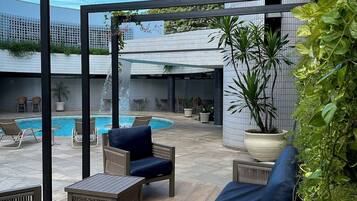 Piscina externa, espreguiçadeiras