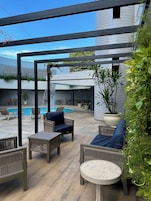 Piscina externa, espreguiçadeiras