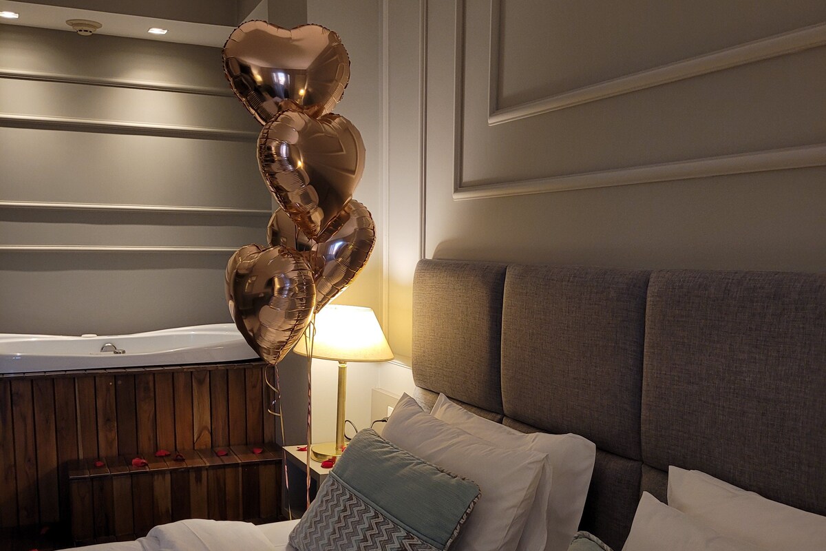 Hypo-allergenic bedding, minibar, in-room safe, desk