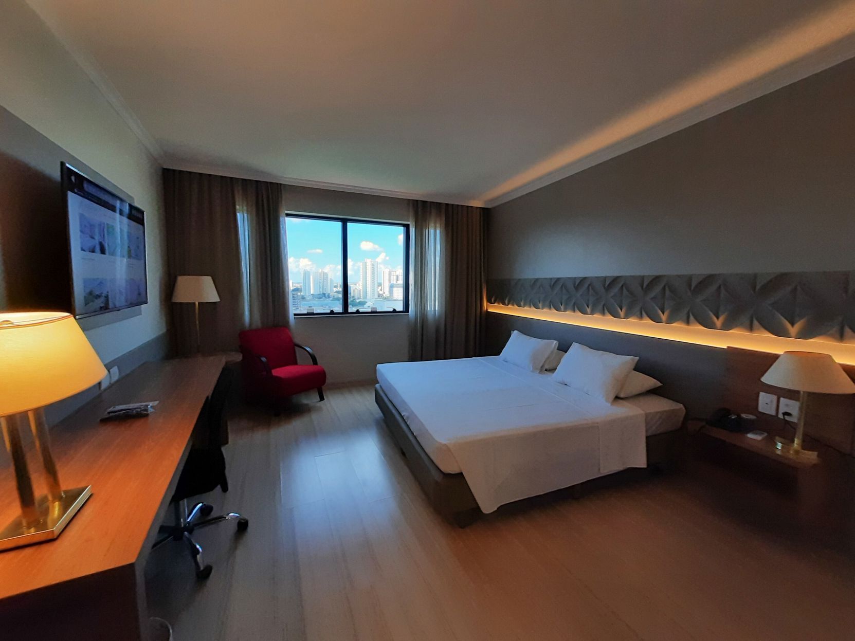 Hypo-allergenic bedding, minibar, in-room safe, desk