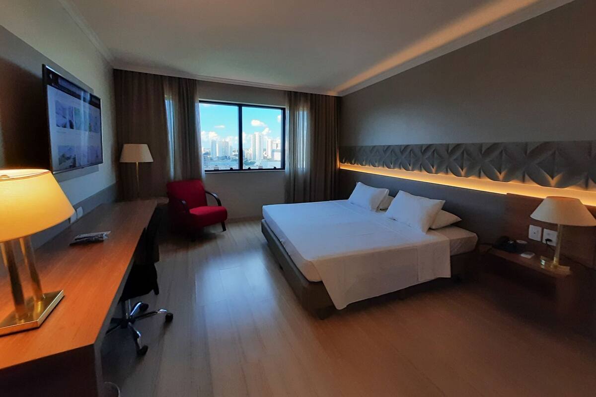 Hypo-allergenic bedding, minibar, in-room safe, desk