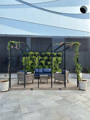 Piscine extérieure, chaises longues