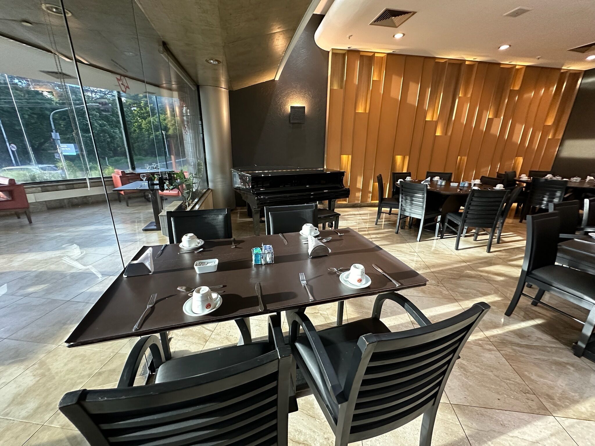 lunch, dinner, brunch served; international cuisine