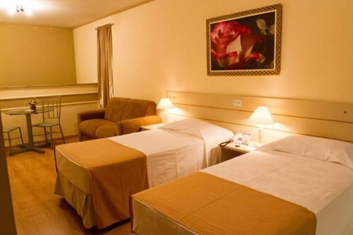 Cofres nos quartos, escrivaninha, Wi-Fi de cortesia, roupa de cama