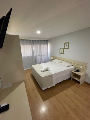 Superior Double Room, 1 Queen Bed, City View | Bathroom | Shower, hair dryer, towels - Harbor Self Buriti Suites Hotel (Campo Grande)