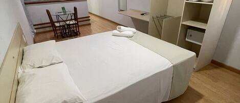 Deluxe dubbelrum - 1 queensize-säng - utsikt mot staden | Värdeförvaringsskåp på rummet, skrivbord, gratis wi-fi och sängkläder