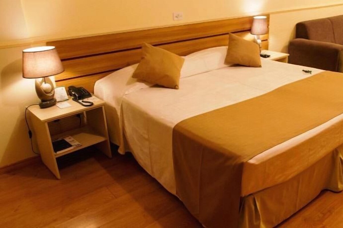 Caja fuerte, escritorio, wifi gratis y ropa de cama