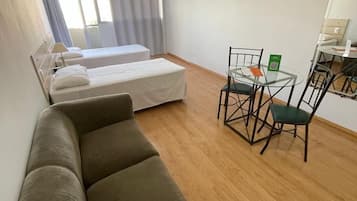 Quarto duplo luxo, vista para a cidade | Cofres nos quartos, escrivaninha, Wi-Fi de cortesia, roupa de cama