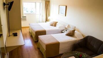 Cofres nos quartos, escrivaninha, Wi-Fi de cortesia, roupa de cama