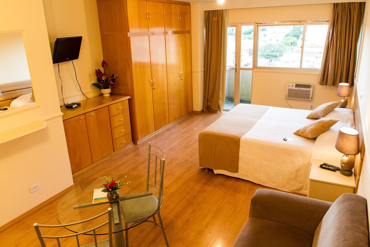 Caja fuerte, escritorio, wifi gratis y ropa de cama