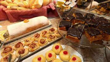 Café da manhã com buffet grátis todos os dias
