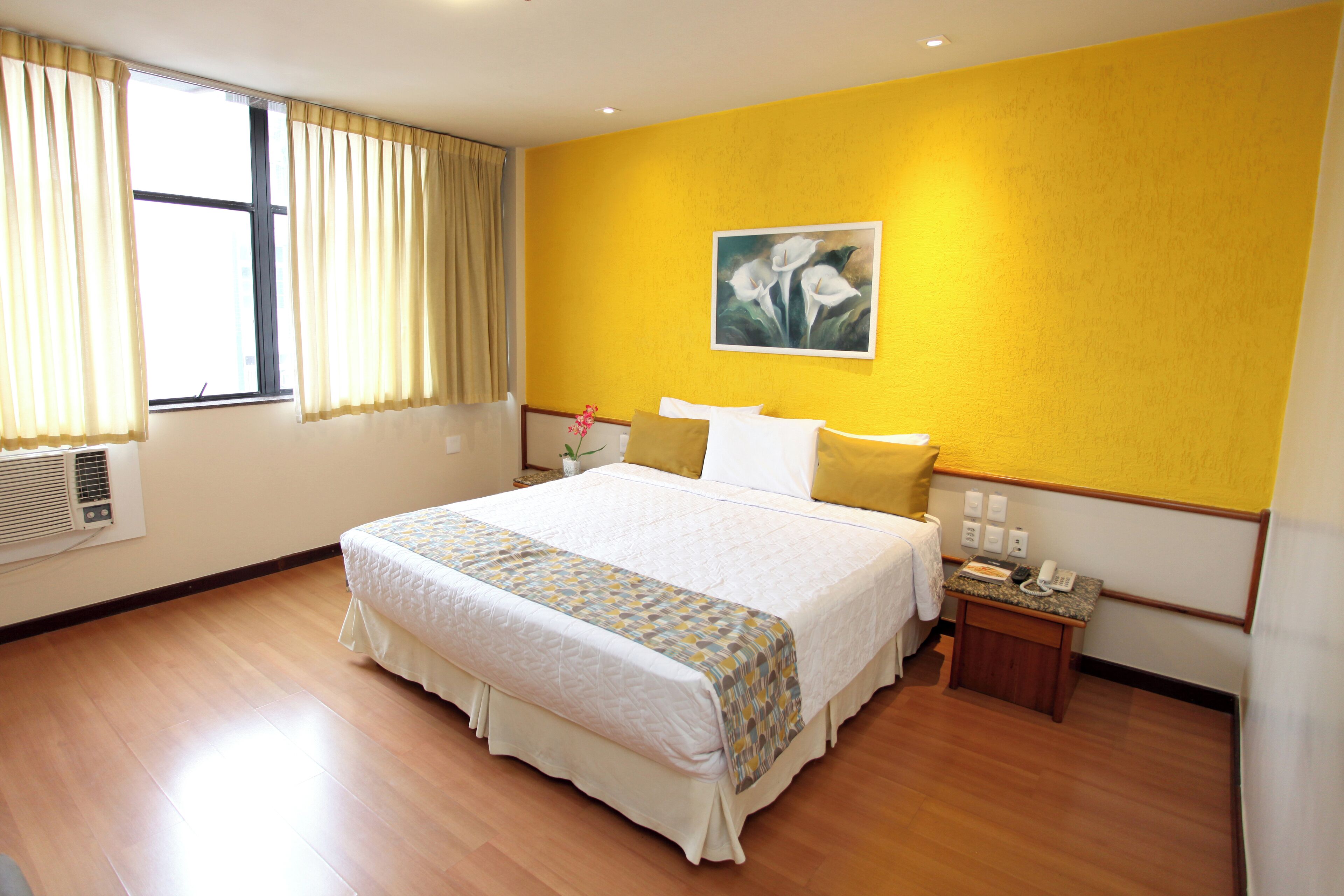 Roupas de cama antialérgicas, frigobar, cofres nos quartos