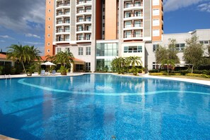 Outdoor pool, pool umbrellas, pool loungers - Vitória Hotel Convention Indaiatuba (Indaiatuba)