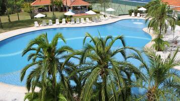 Piscina externa, guarda-sóis, espreguiçadeiras