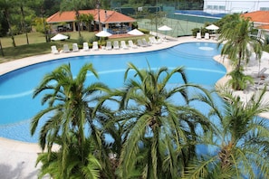 Outdoor pool, pool umbrellas, pool loungers - Vitória Hotel Convention Indaiatuba (Indaiatuba)