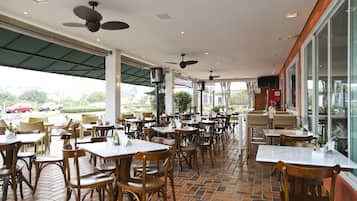 Serveert lunch en diner, Italiaanse gerechten