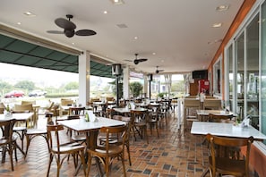 Lunch and dinner served, Italian cuisine