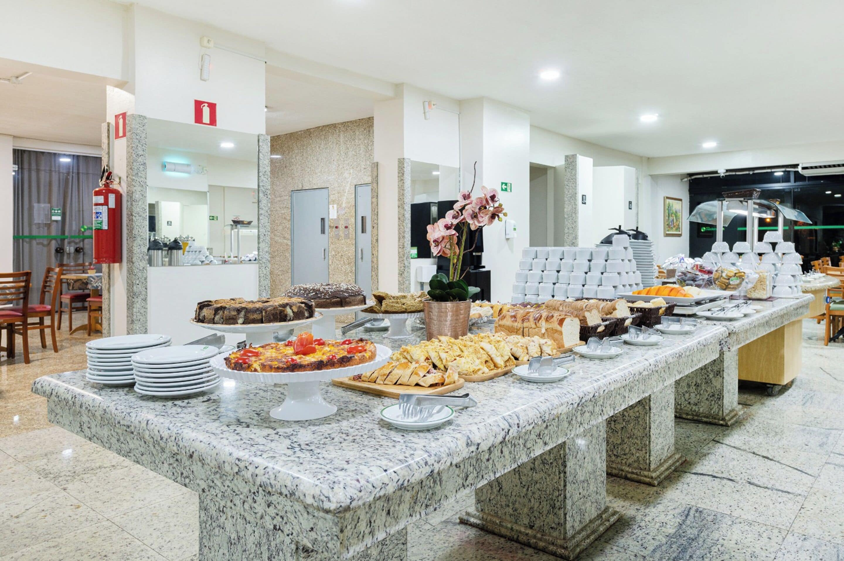 Café da manhã com buffet grátis todos os dias