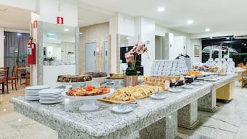 Café da manhã com buffet grátis todos os dias