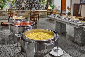 Buffet déjeuner gratuit tous les jours