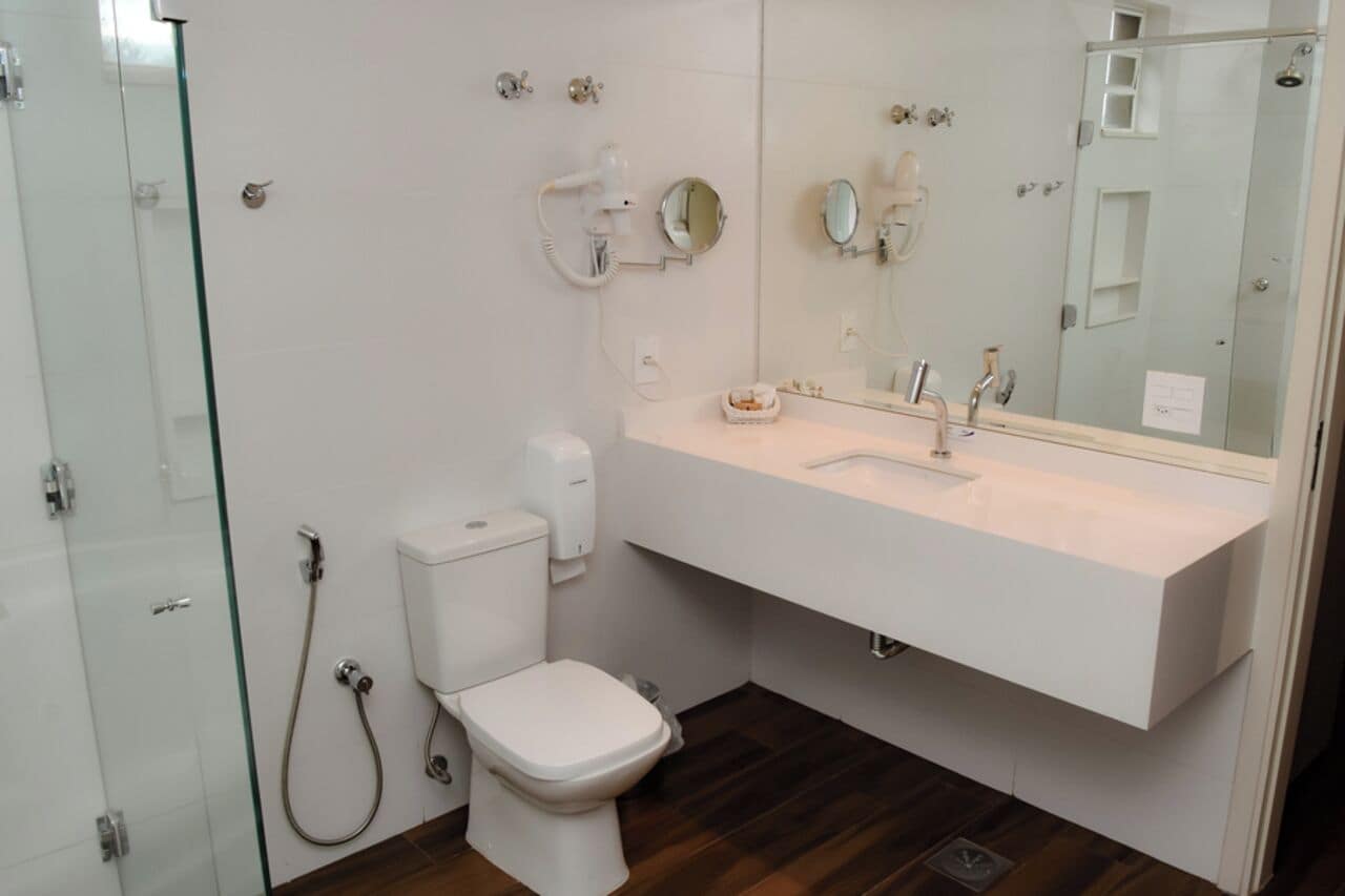 suite | bathroom | free toiletries, hair dryer, towels