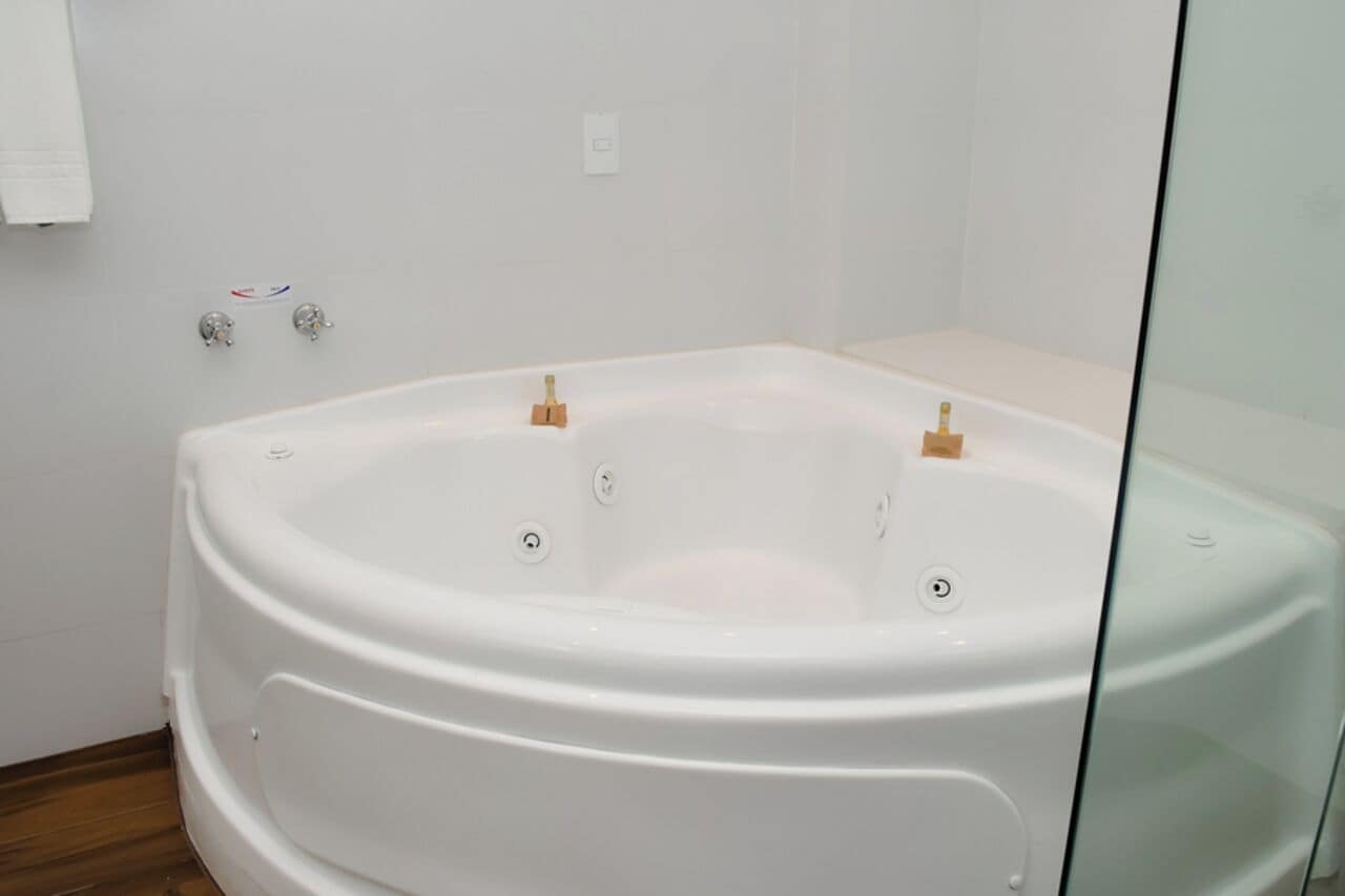 suite | deep-soaking bathtub