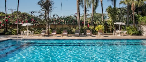 Piscine extérieure, chaises longues