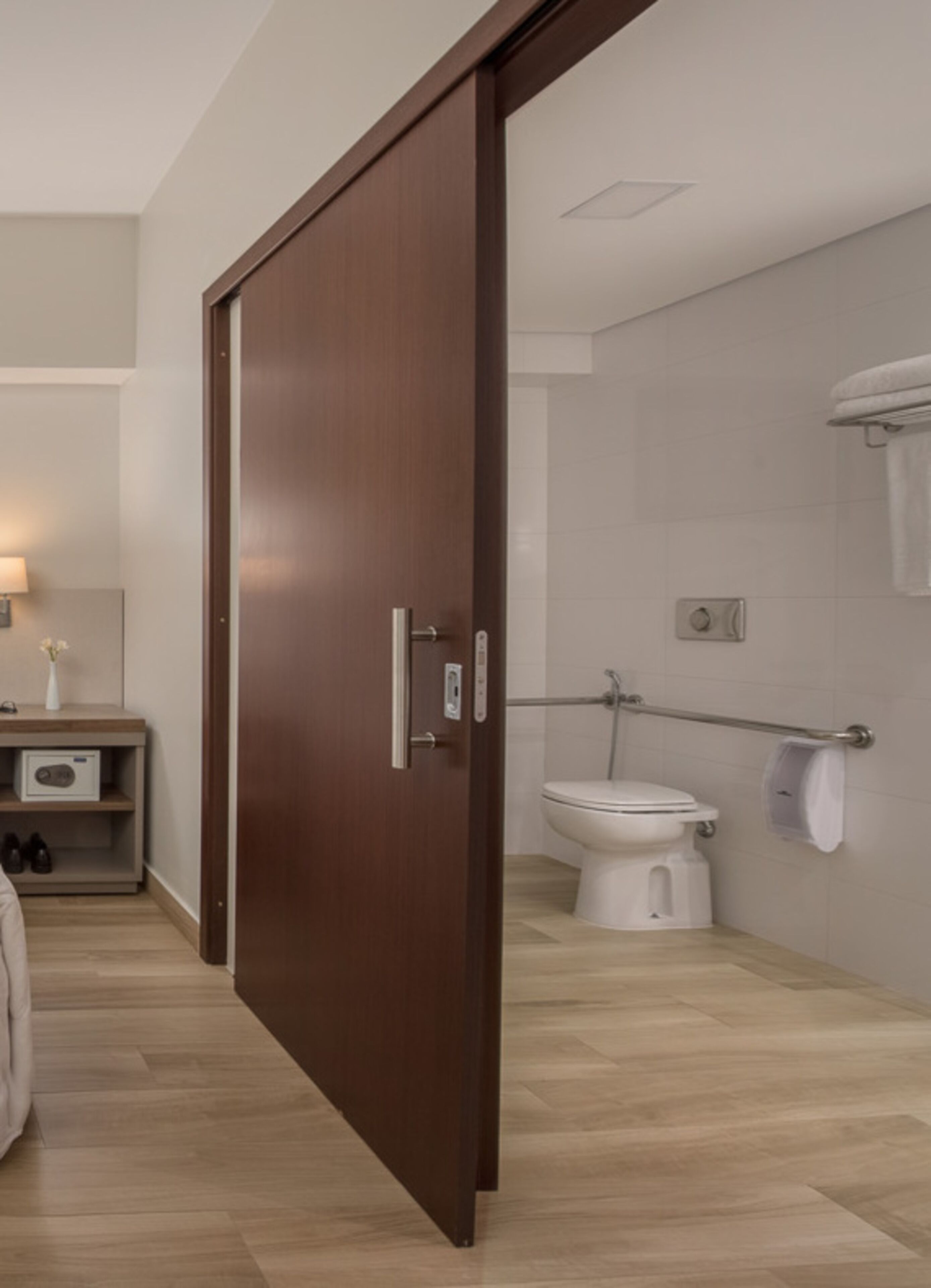 superior luxury pwd disability access - 1 queen bed | bathroom | free toiletries, hair dryer, towels