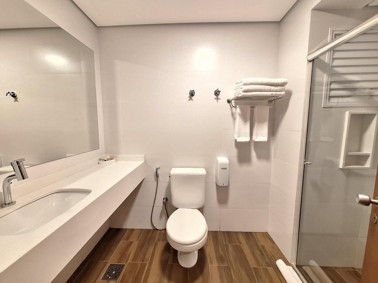 premium casal + 1 solteiro | bathroom | free toiletries, hair dryer, towels