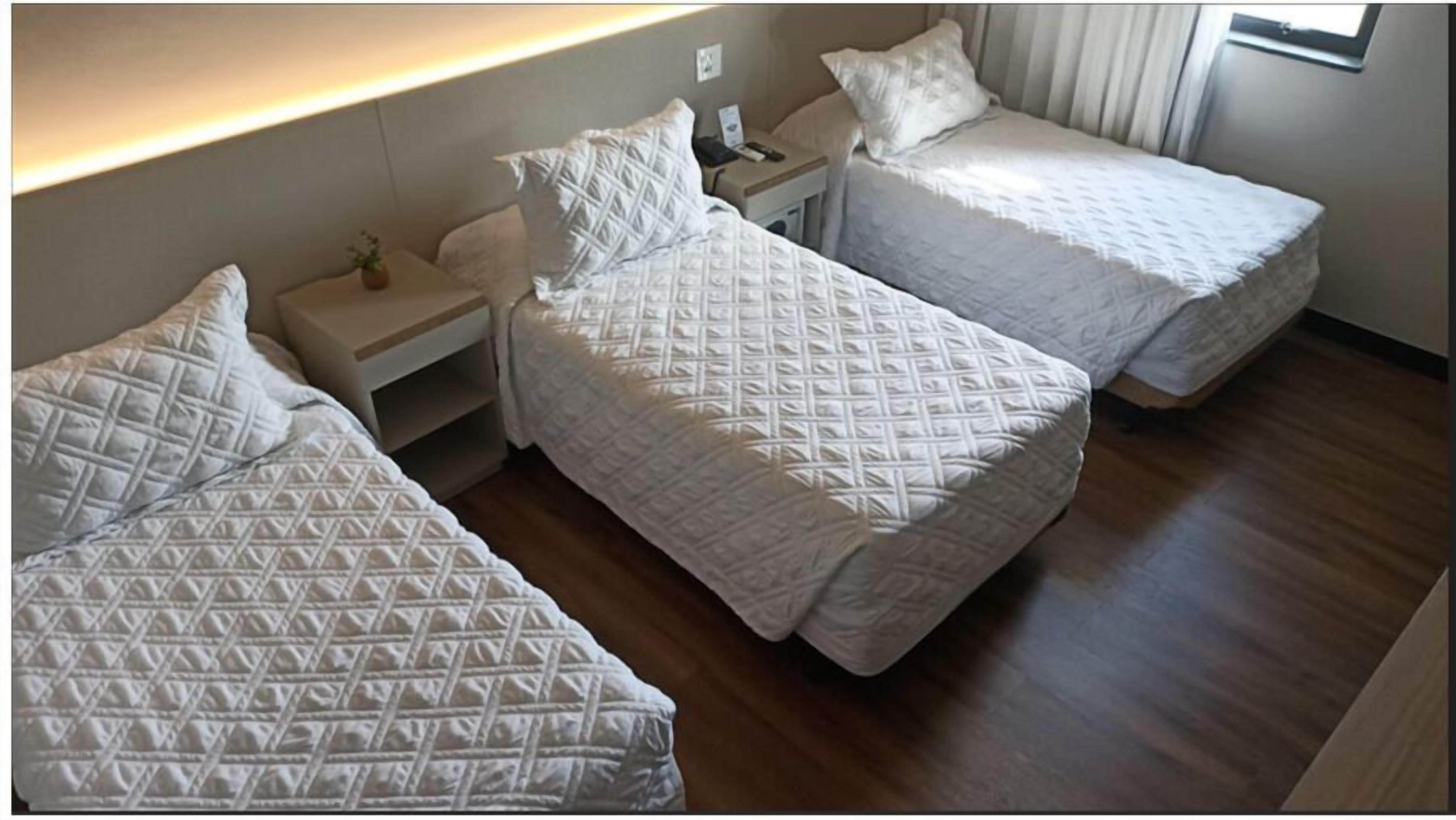 Tremannsrom – premium, 3 enkeltsenger | Minibar, safe på rommet, skrivebord og skrivebord for bærbar PC