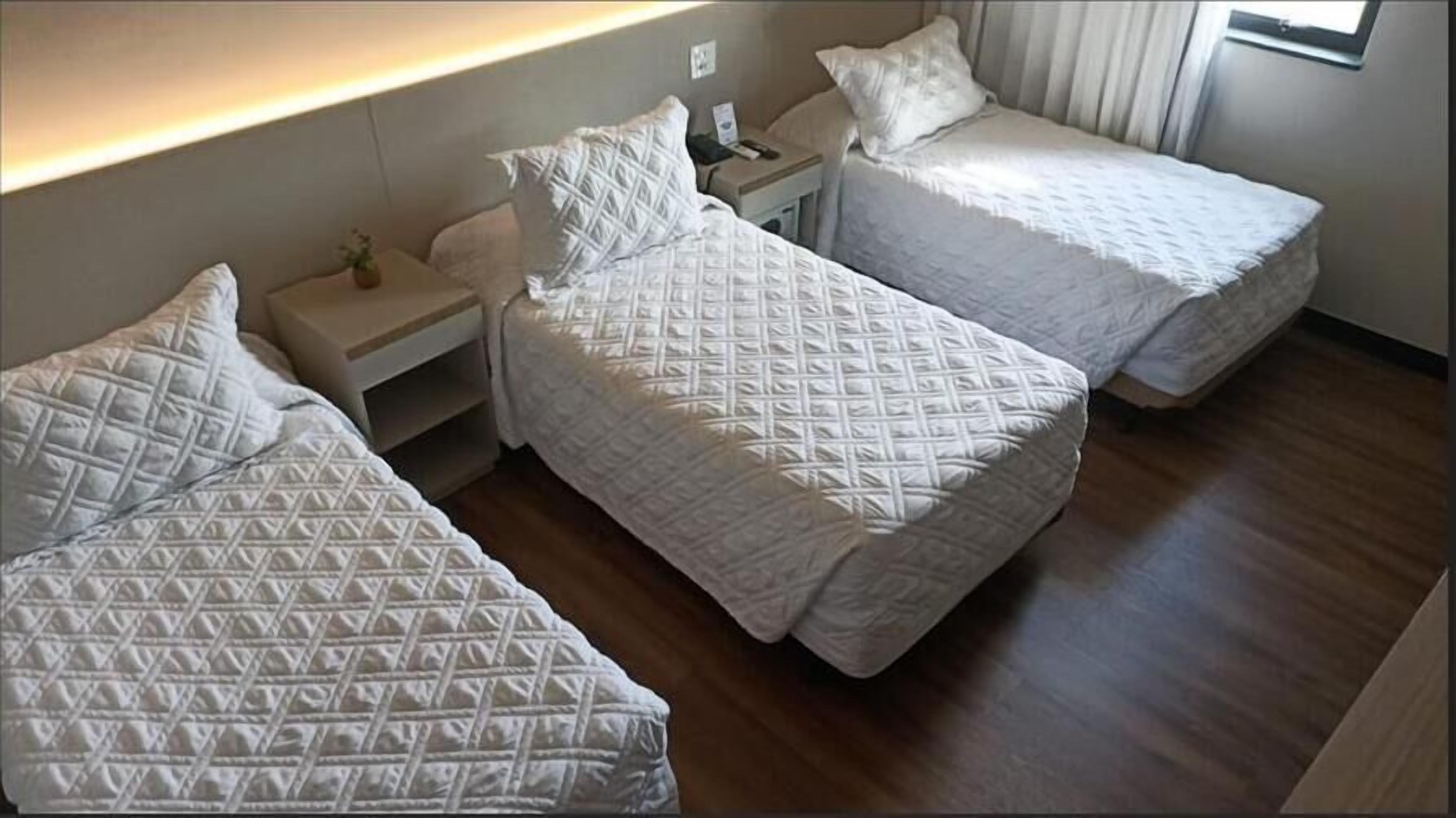 Minibaari, tallelokero huoneessa, työpöytä