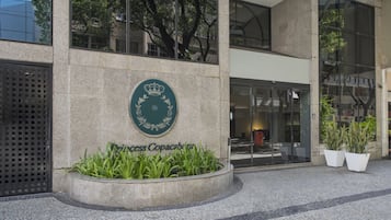 Vista frontal de la propiedad