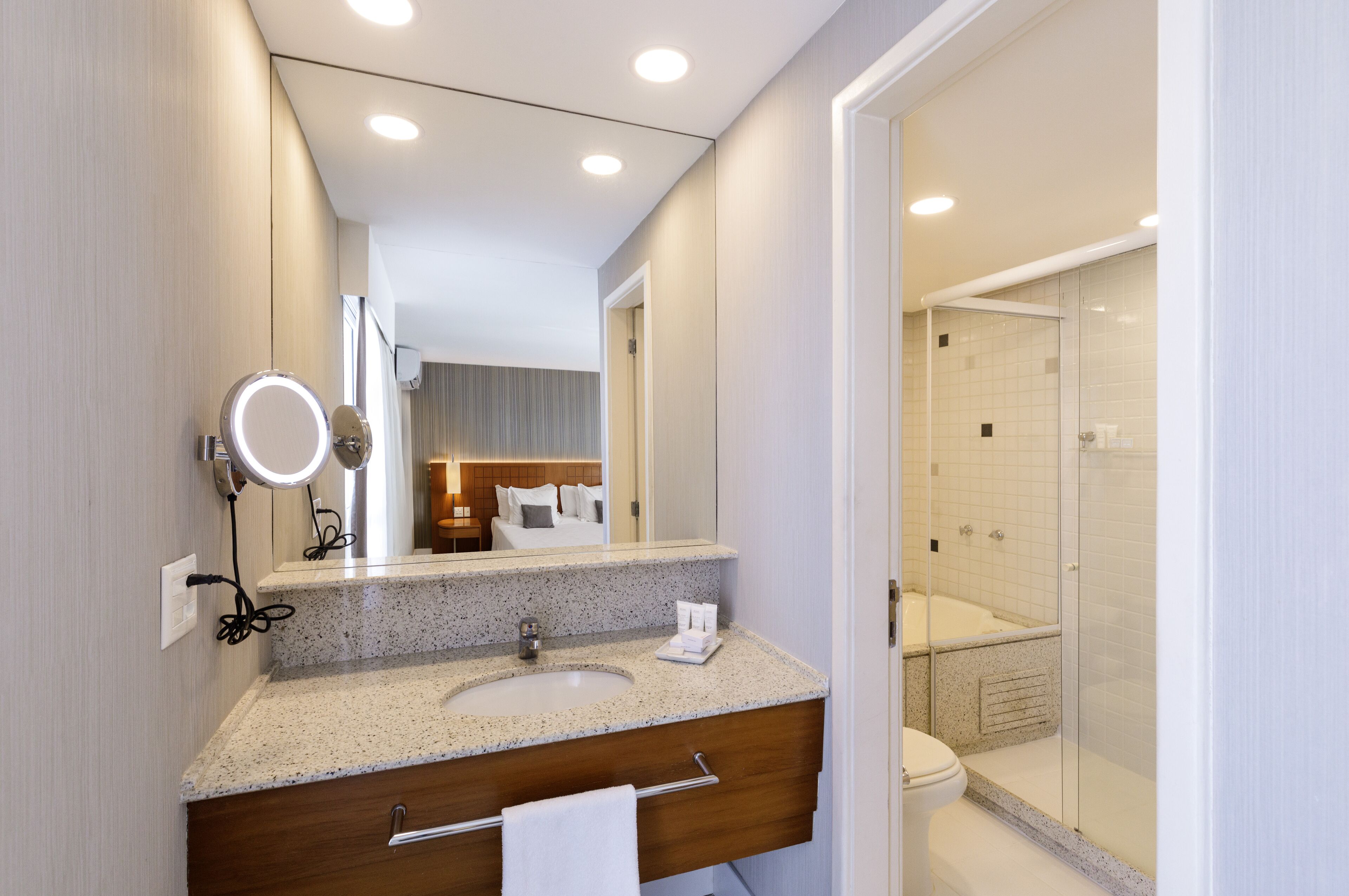 cobertura | bathroom | shower, free toiletries, hair dryer, towels