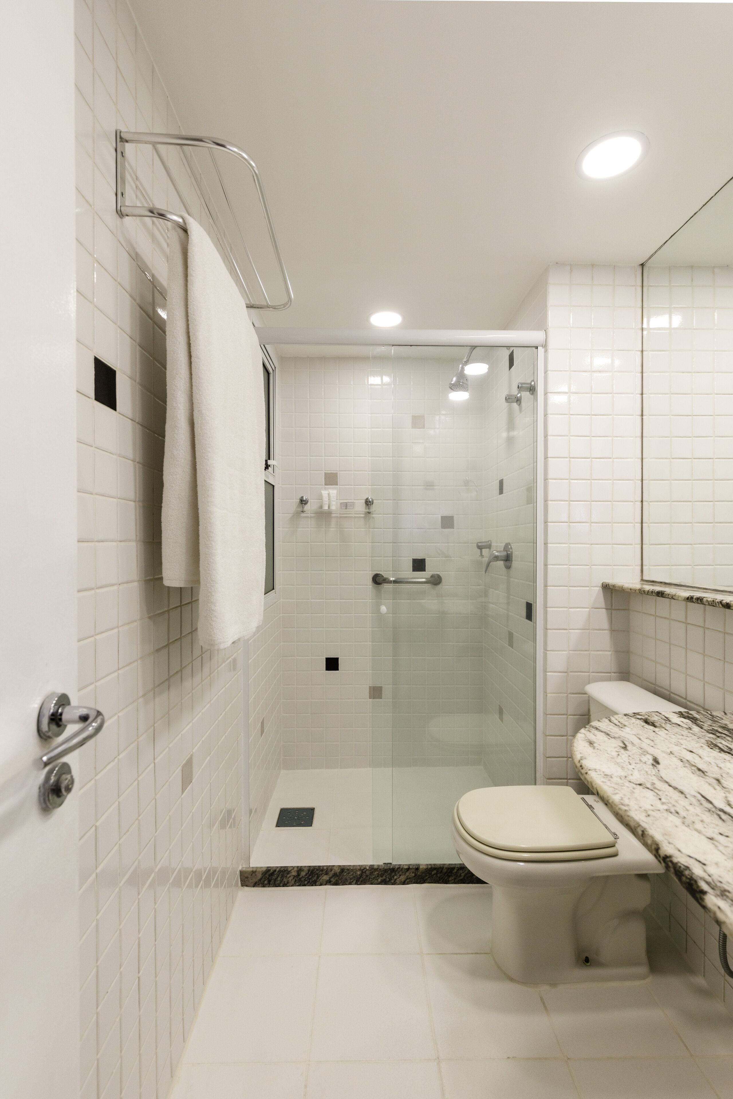 executive suite, 2 bedrooms | bathroom | shower, free toiletries, hair dryer, towels