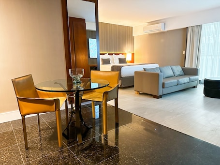 Minibar, caja de seguridad en la habitación y escritorio . Promenade Palladium Leblon