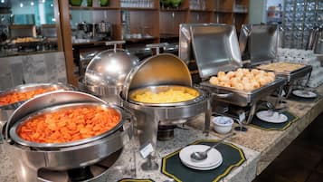 Daily buffet breakfast (BRL 25 per person)