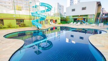 Alberca al aire libre y camastros