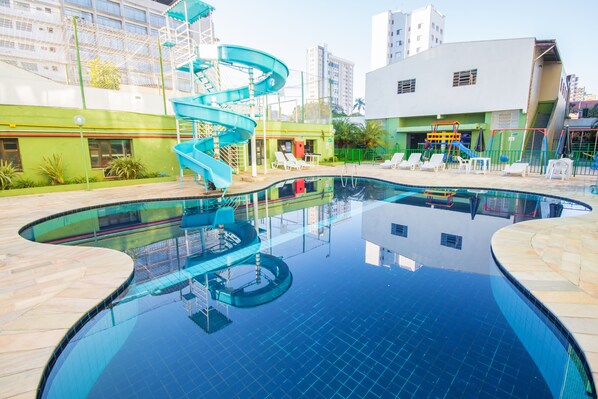 Outdoor pool, sun loungers - Hotel Nacional Inn Poços de Caldas (Poços de Caldas)