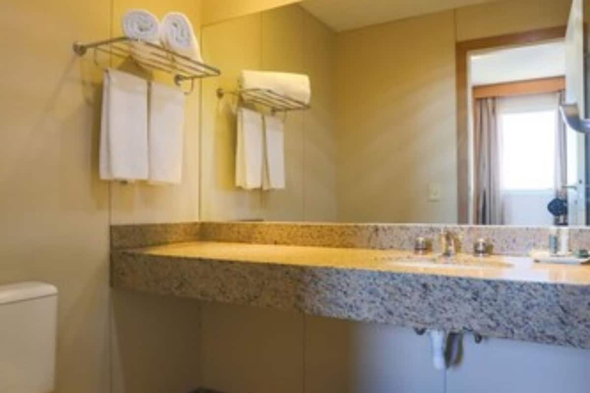 deluxe room | 1 bedroom, minibar, in-room safe, blackout curtains