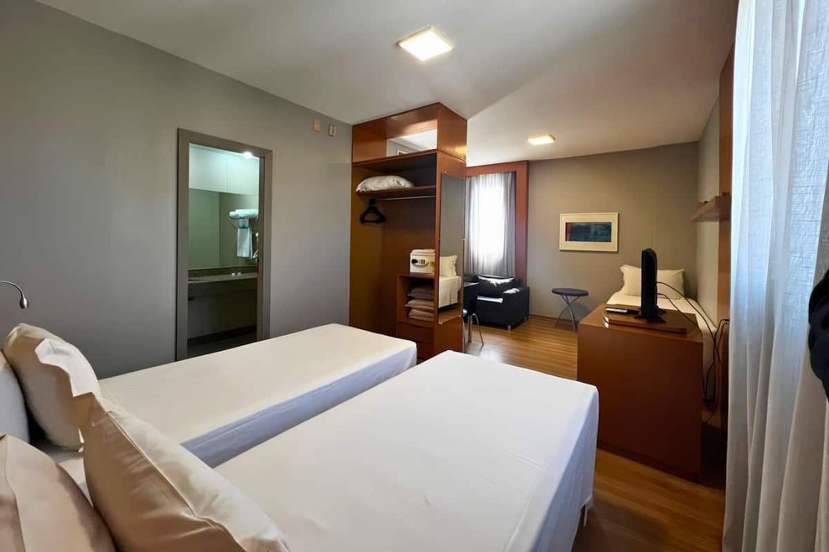 Standard (Triple Room) | Minibar, safe på rommet, blendingsgardiner og lydisolert