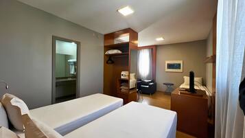 Standard (Triple Room) | Frigobar, cofres nos quartos, cortinas blackout, quartos à prova de som