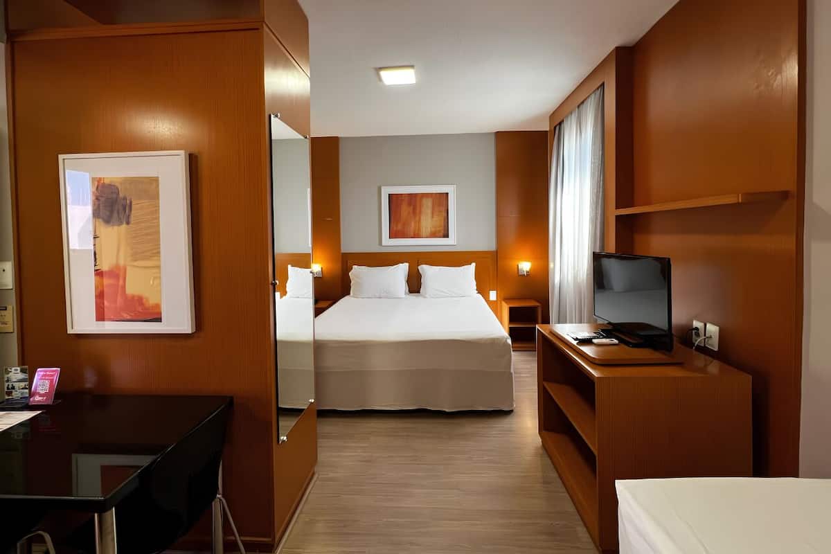 Tremannsrom – superior | Minibar, safe på rommet, blendingsgardiner og lydisolert