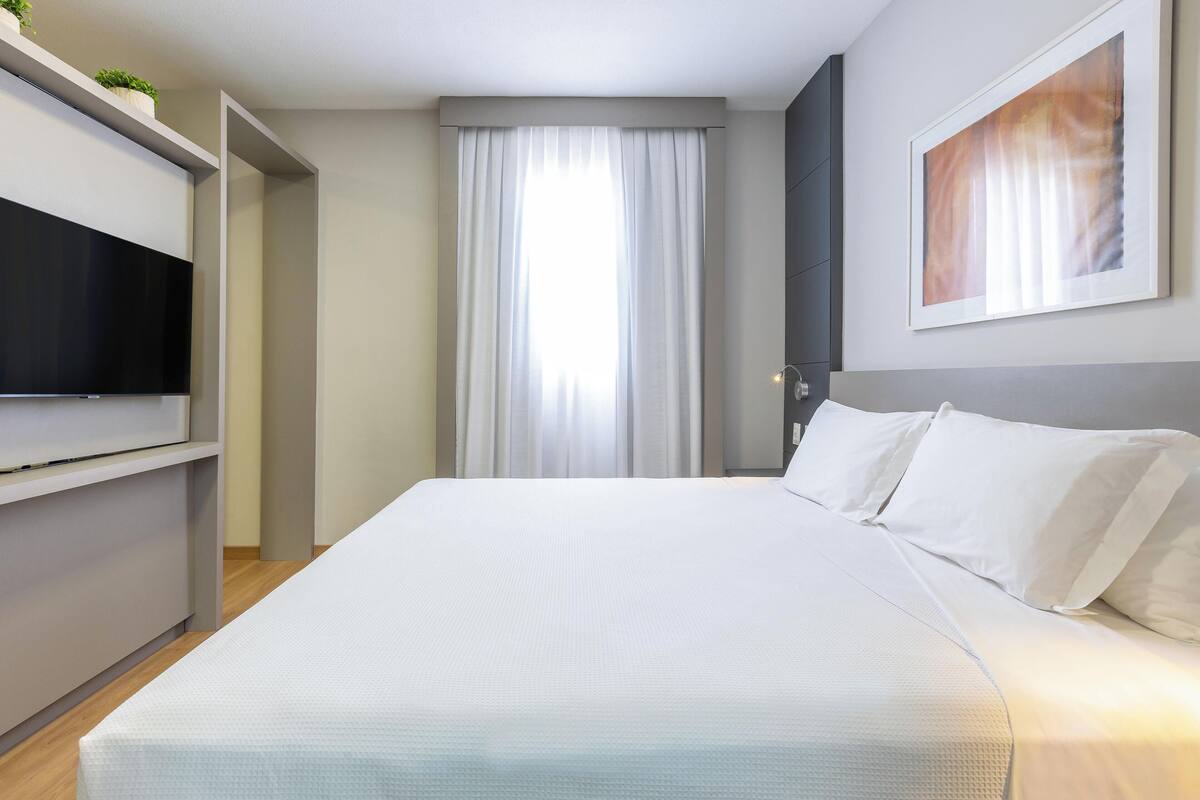 Rom – deluxe | Minibar, safe på rommet, blendingsgardiner og lydisolert