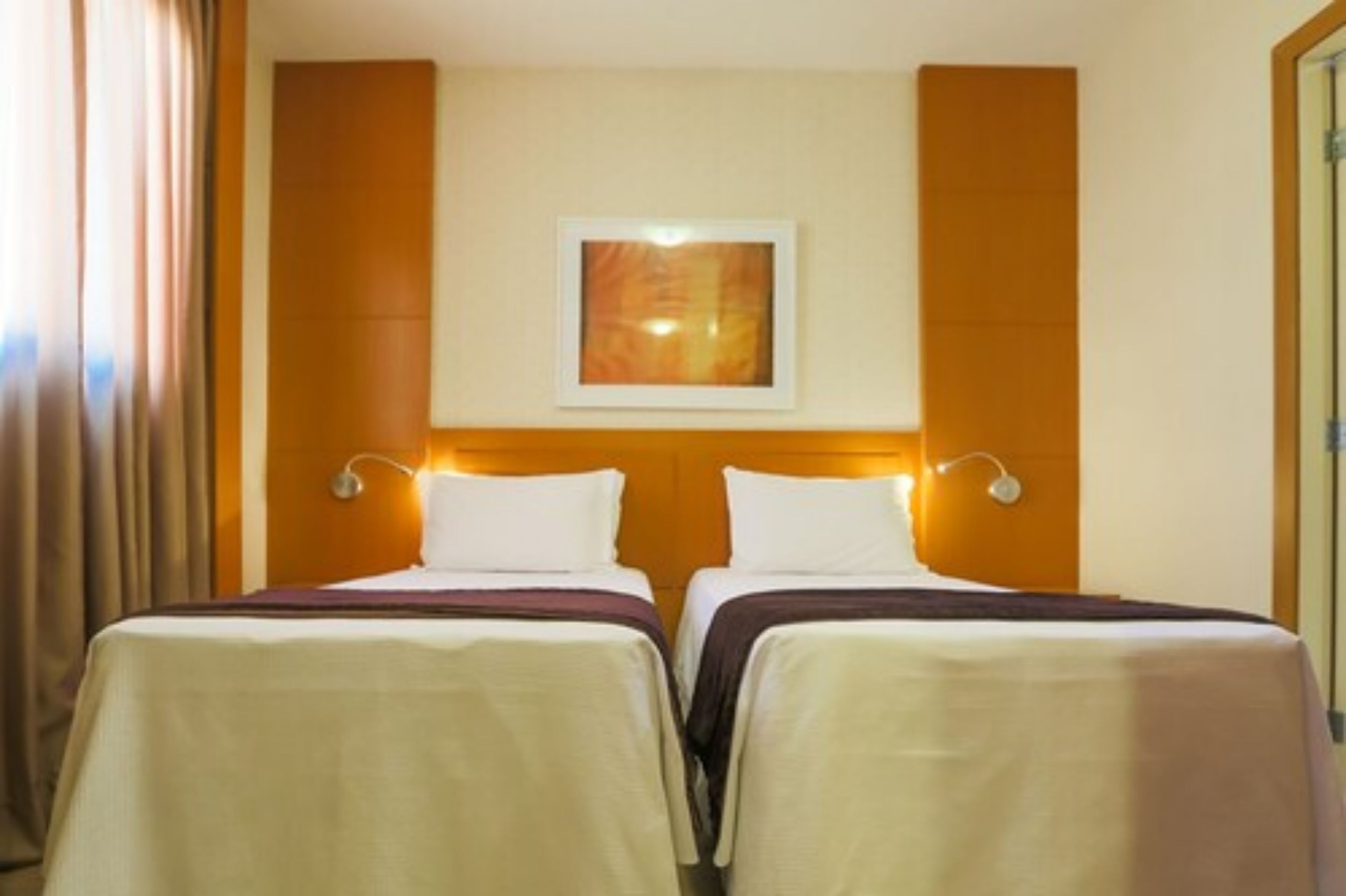 deluxe twin room | 1 bedroom, minibar, in-room safe, blackout curtains